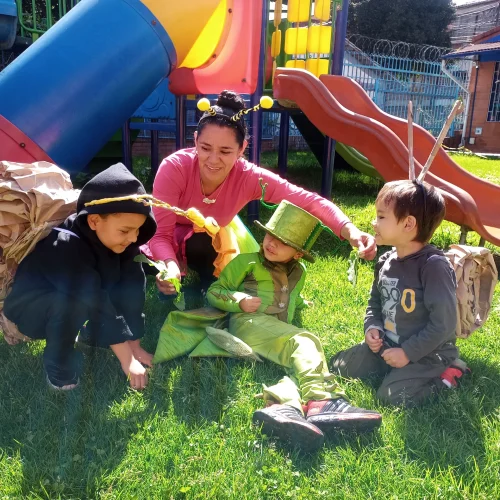 Niños jugando a ser animales en el mejor de los jardines infantiles de Suba
